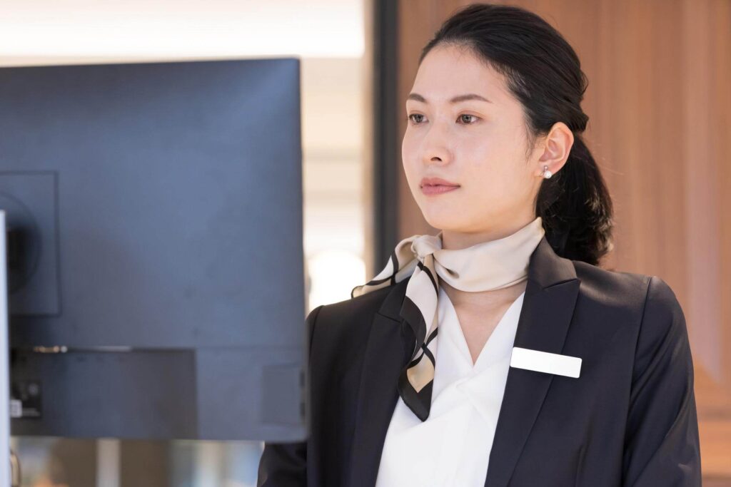 ホテルの課題を解決するために現場で改善を進めるイメージ